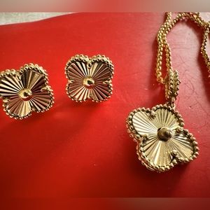 18K=750Au Solid Gold Clover Stud Earing&Necklace Set. Pawnable, Saudi Gold. 8gm